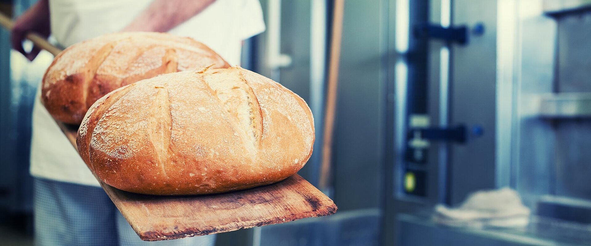 Bäcker als Gewerbekunde backt sein tägliches Brot.