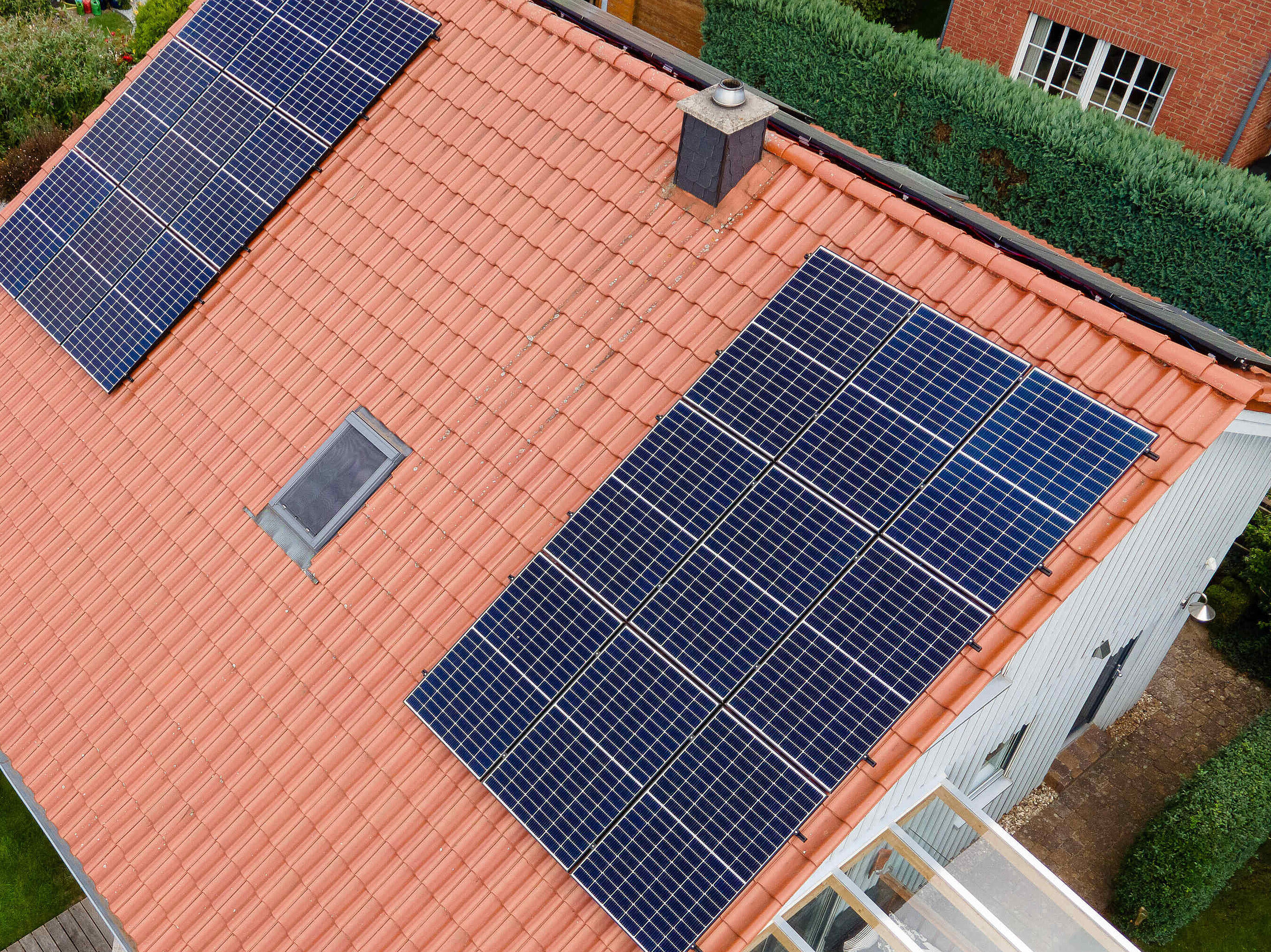 Strom produzieren mit einer Solaranlage auf einem Dach eines Einfamilienhauses.