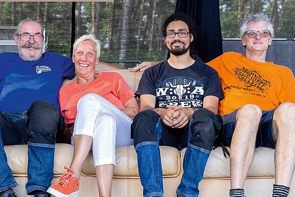 Bernd Wengeler (links) und das ehrenamtliche Team vom Celler Stadtfest e.V. treiben die Liebe zu Celle an: Die Band sollen dem Publikum auf der Bühne richtig einheizen.