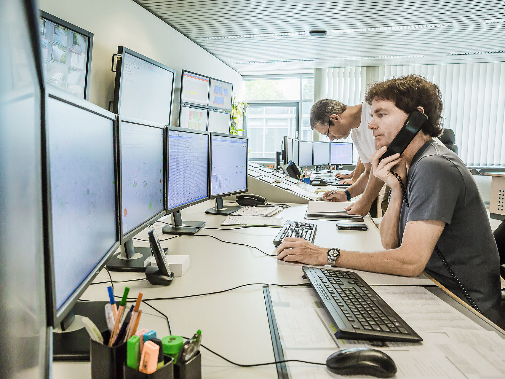 Kollegen arbeiten in der Netzleitstelle bei Celle Uelzen Netz.