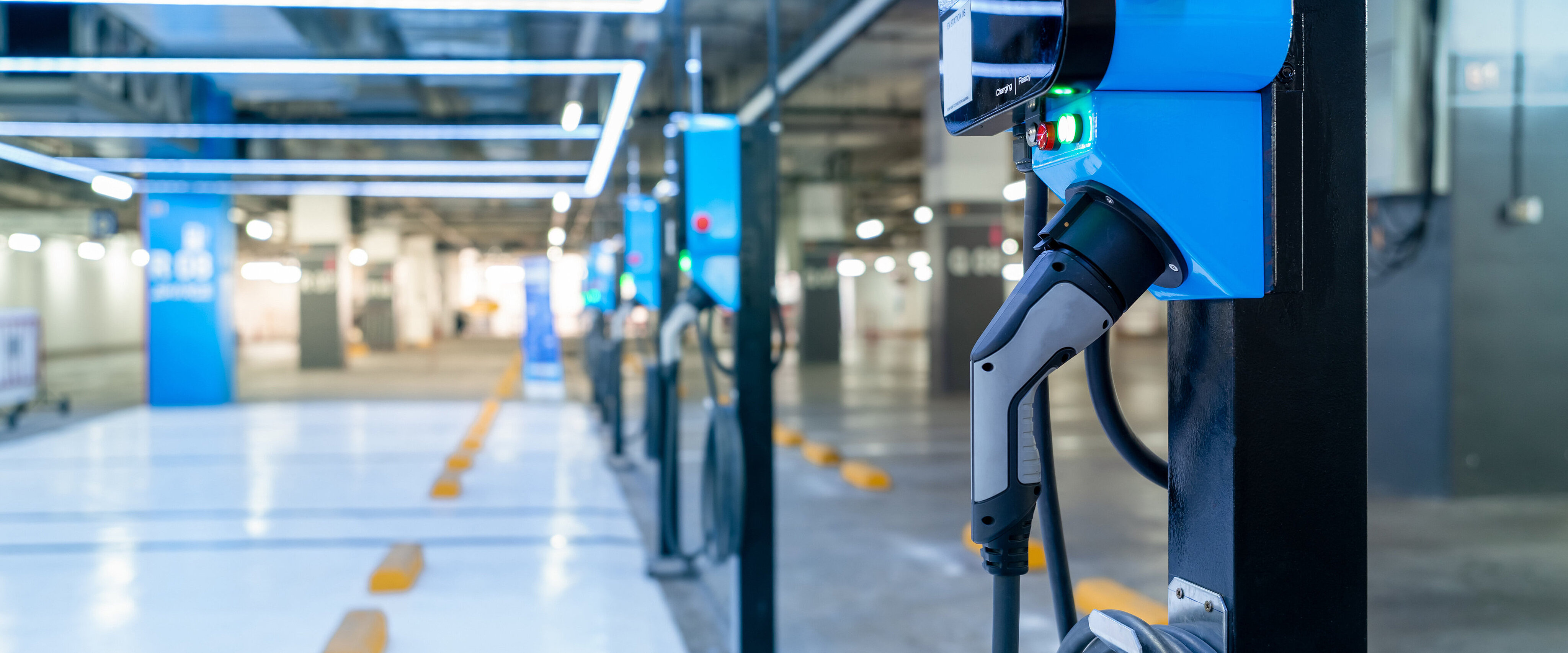 Tiefgarage mit mehereren Ladestationen für Elektrofahrzeuge.