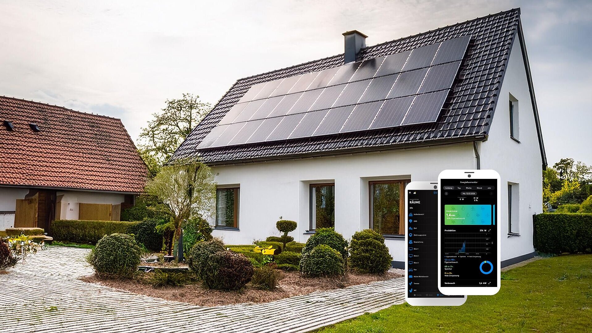 Ein Einfamilienhaus mit einer schwarzen Solaranlage auf dem Dach, im Vordergrund ein Smartphone mit der Energiemanagement-App