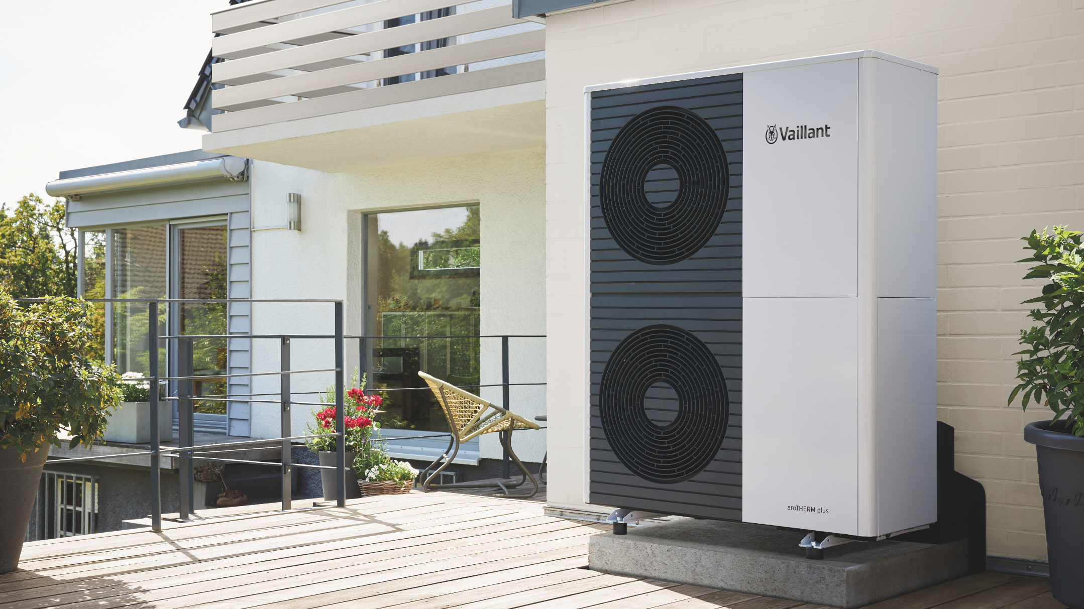 Eine Vaillant Wärmepumpe auf der Terrasse an der Hauswand